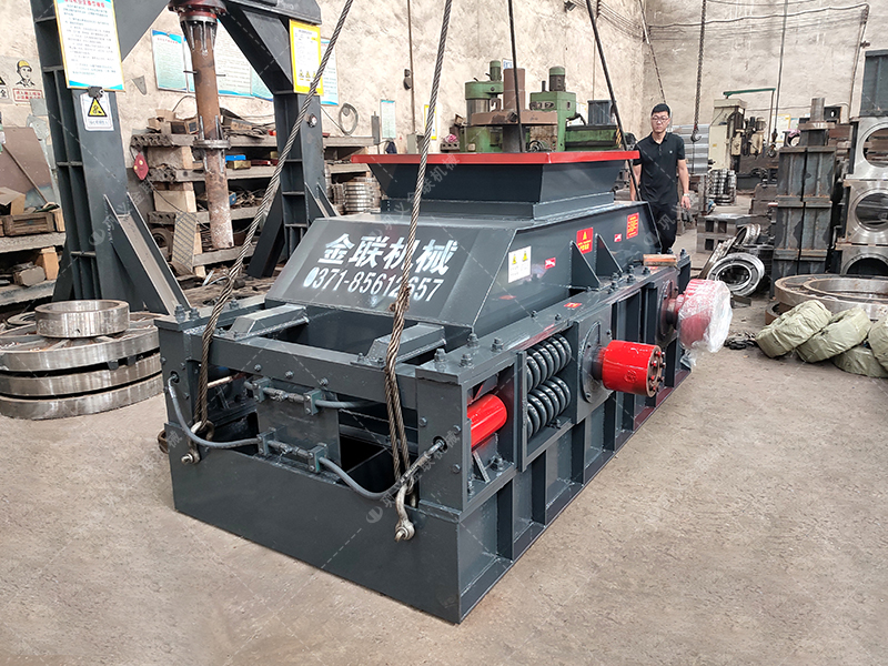 中型半自動(dòng)對輥破碎機(jī)發(fā)往廣東 破碎礦石