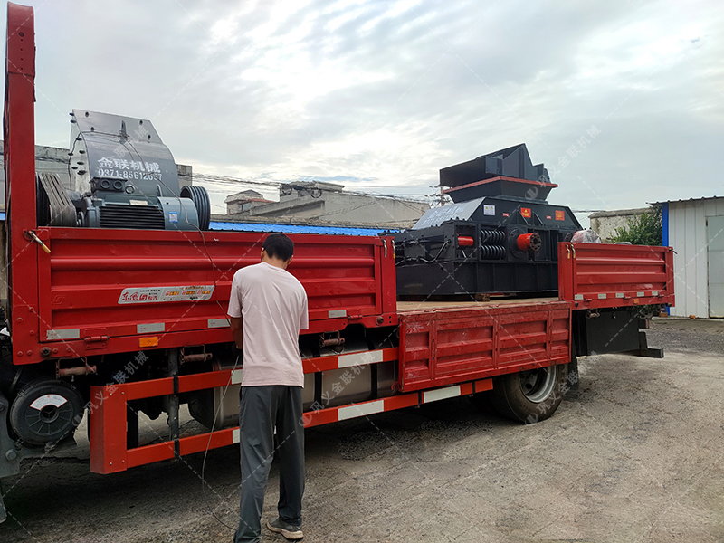 中型半自動(dòng)對輥破碎機(jī)發(fā)往廣東 破碎礦石