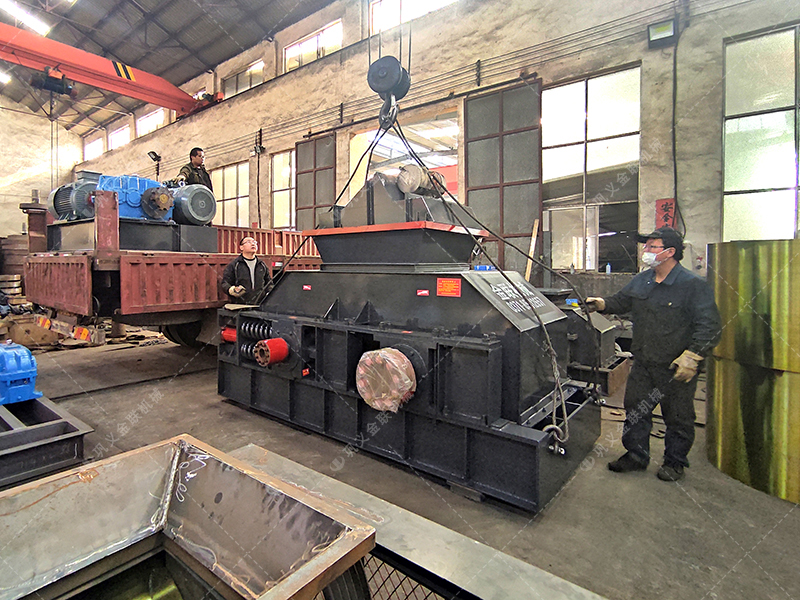 2PG1200X800大型全自動對輥制砂機(jī)發(fā)往四川成都
