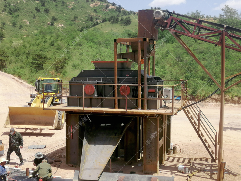 花崗巖制成沙子用對輥制沙機還是沖擊制砂機，哪個好用？